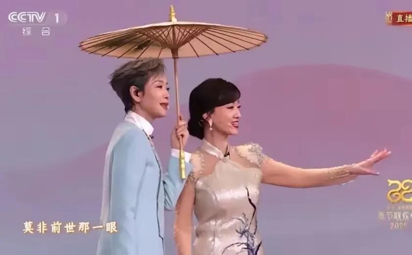叶童与赵雅芝同台现身央视春晚，深情对望仿若世界名画。叶老师今夜帅气不减，与娘子赵