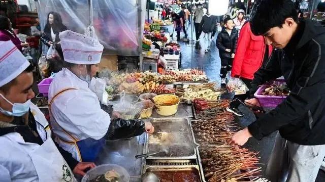 从3月底开始，全国各地的部分天水麻辣烫门店陆续倒闭，其中不乏营业未满月即关门的案
