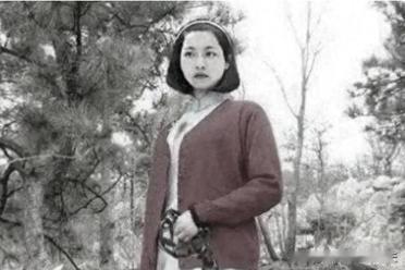 1945年，26岁的黄美英被敌军抓捕后，惨遭当众羞辱，敌人准备对她施以极刑，妄图