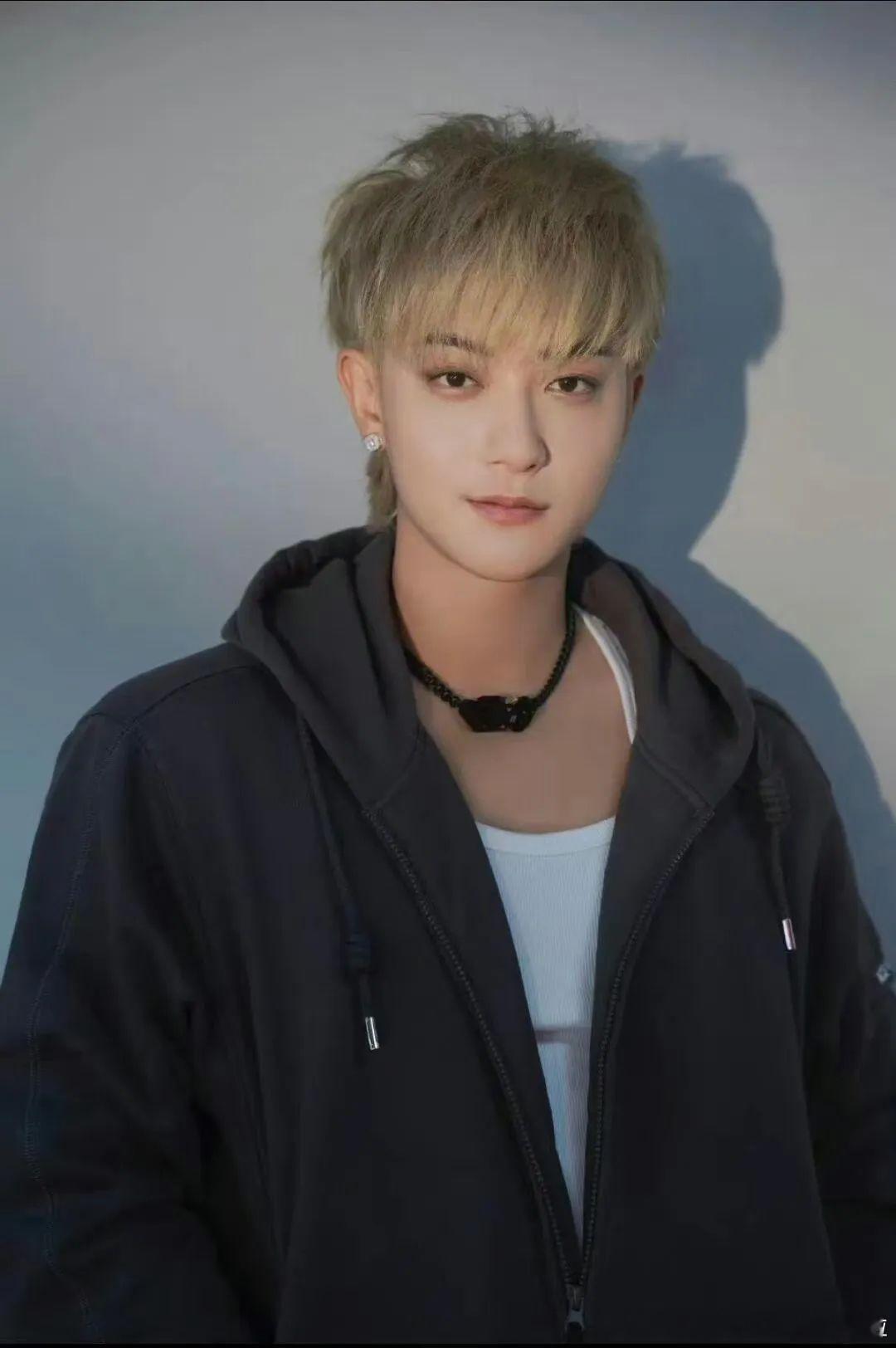 黄子韬是不会签约李明德的，毕竟李明德属于高风险艺人，黄子韬只是恋爱脑但不是傻子，