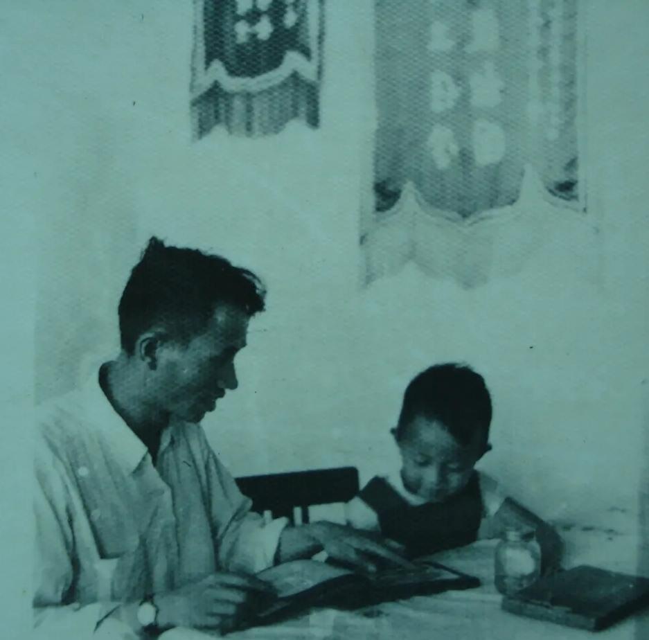 笔者5岁、7岁时的照片，宛如时光宝盒中的一段珍贵记忆。
5岁时，照片里的我正由爸