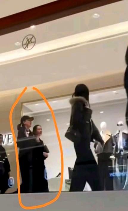 “平底鞋也能赢？”

泰国王后把SKP逛成T台。

镜头里，她套着Adidas连