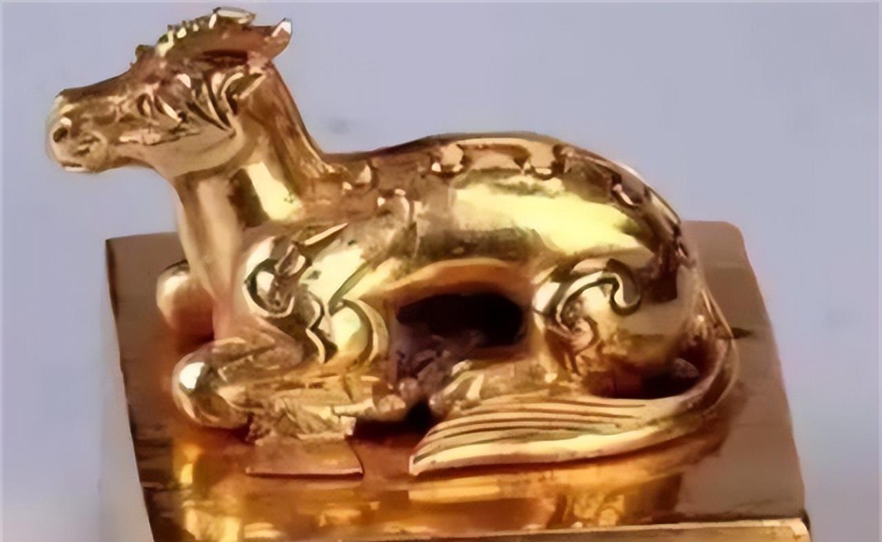 1993年，郭新科钻进流沙大墓，趁同伴不注意，拿起一颗金印塞进嘴里咽了下去。
