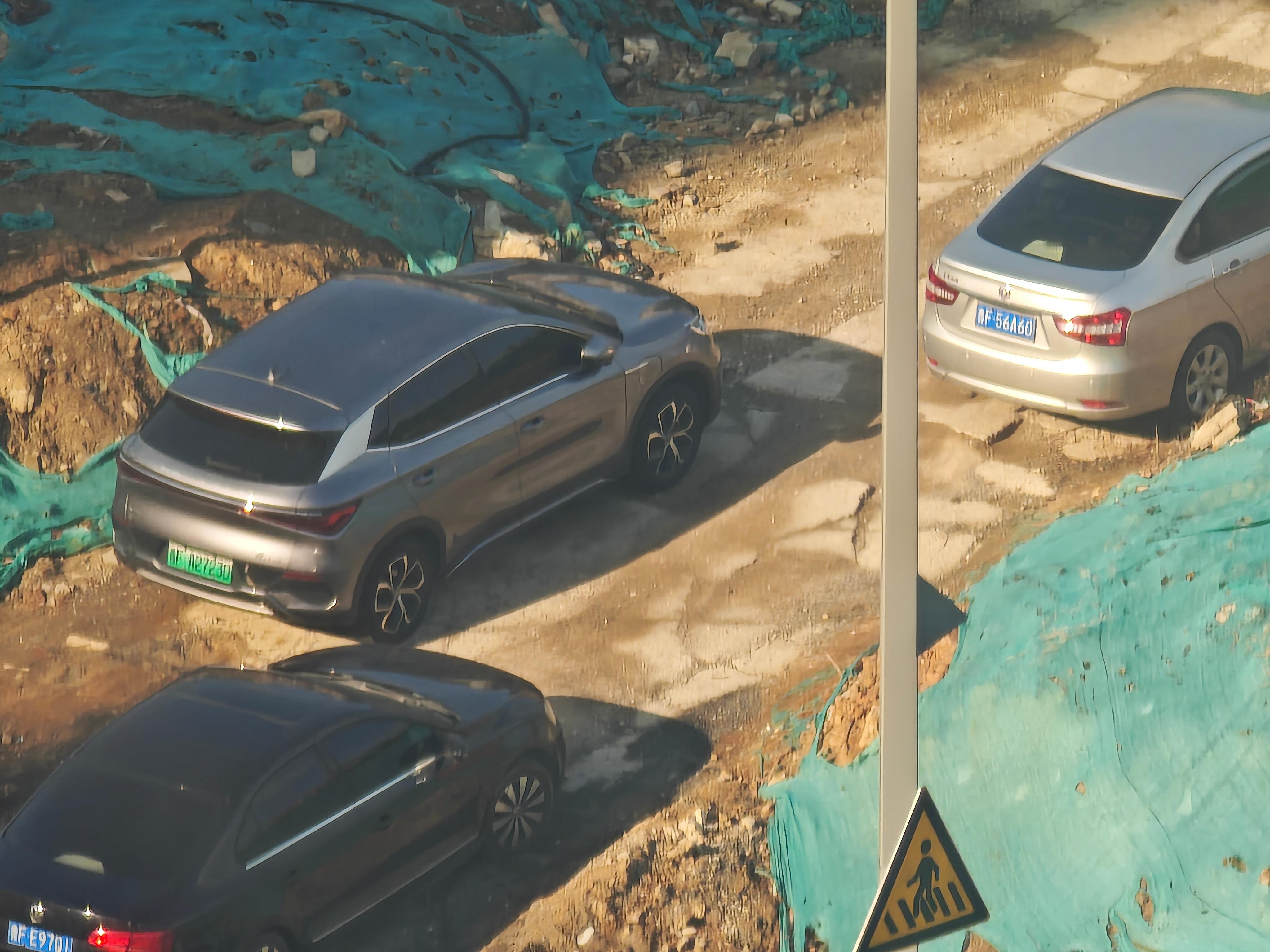 为了免费停车，真的是无所不用其极真不明白，这个空缺的区域，无数次被各种车给占用，