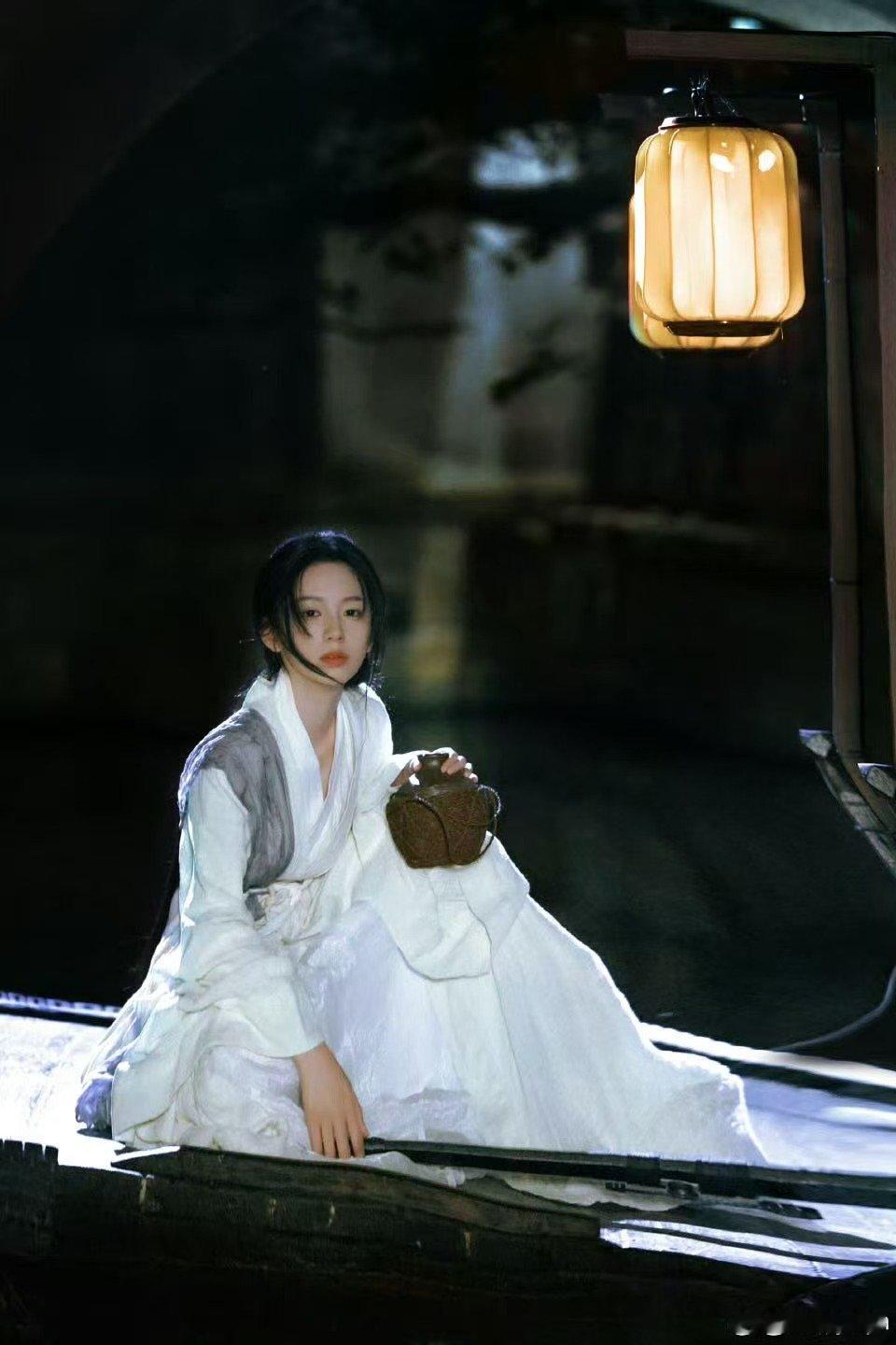 湖南卫视连发20条周也湖南卫视考古周也 从早年在芒果台综艺里紧张到攥紧拳头的青涩