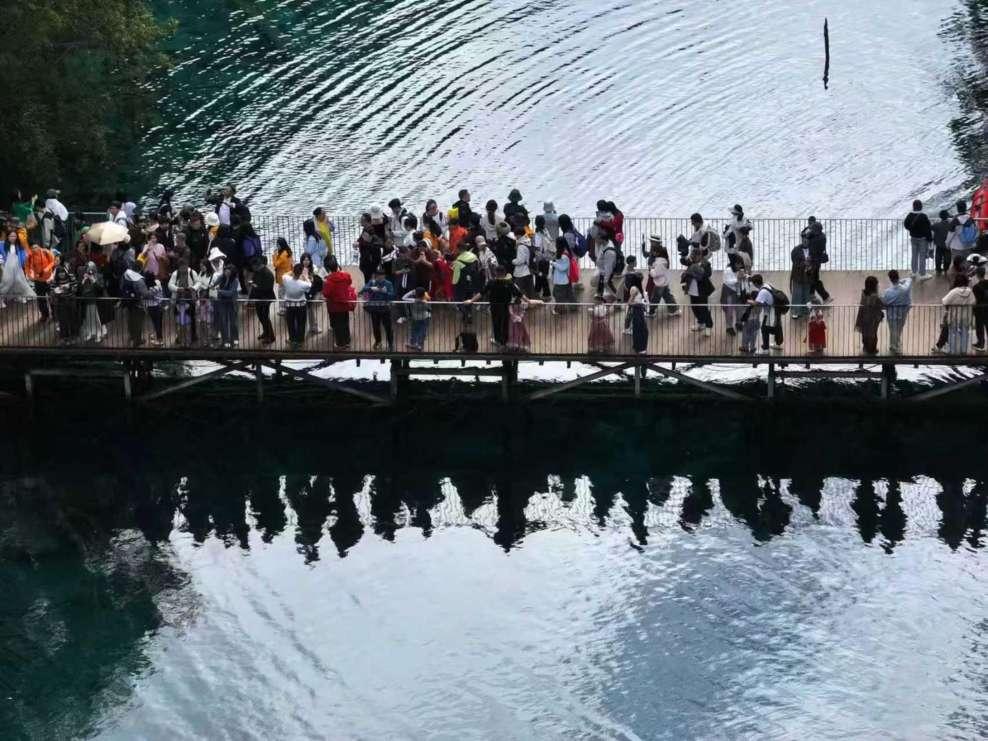 【，刷新景区年度游客接待量最高纪录】11月22日上午9时，九寨沟景区正式迎来20