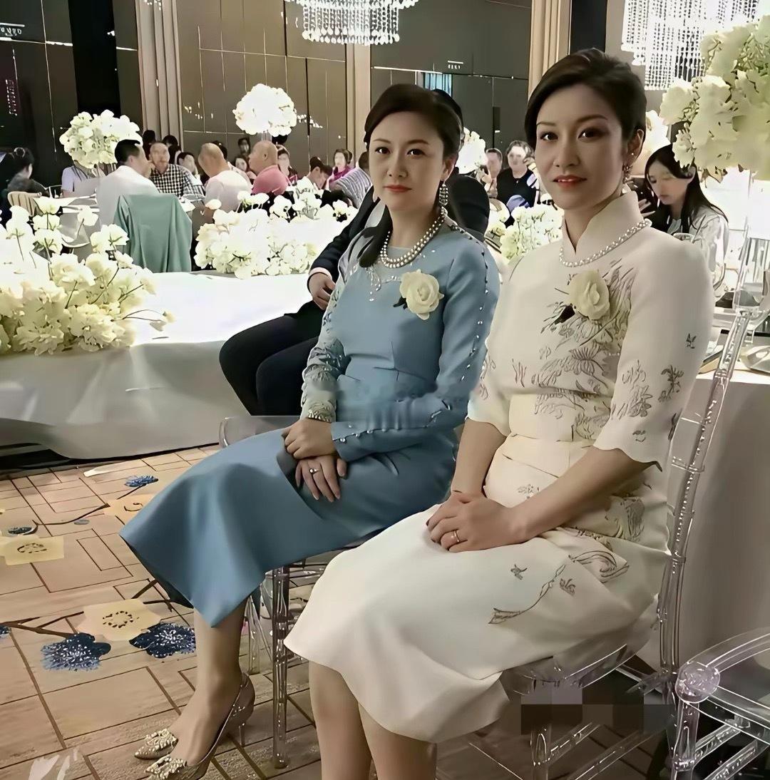 婚礼上的两位亲家，颜值都不容小觑 