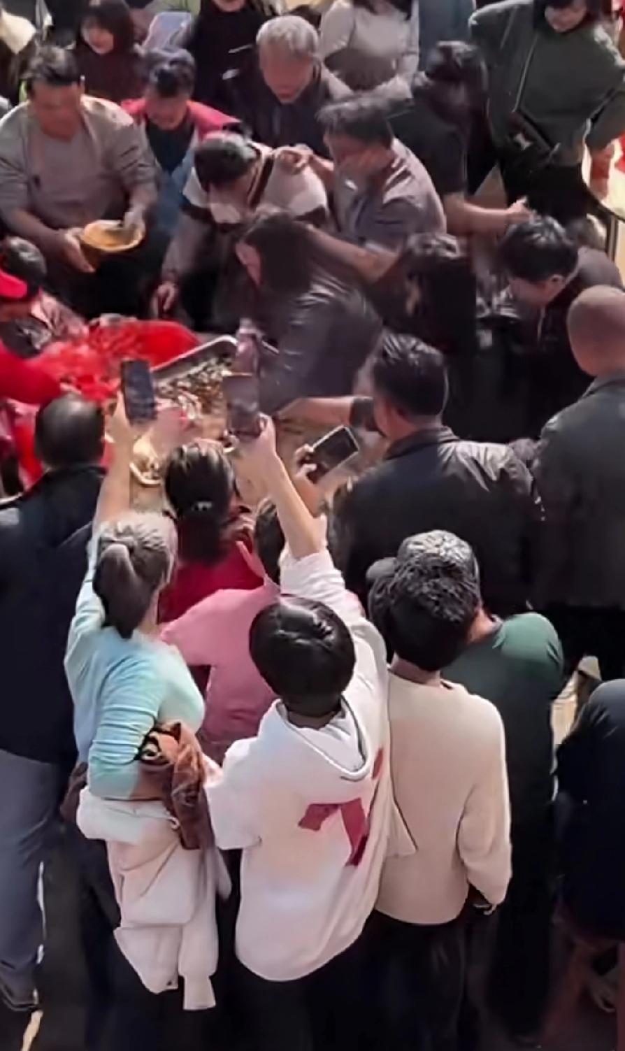 人家呆呆办杀猪宴是给自己的家乡争光，这办个杀猪宴把自己家乡的脸丢到全国了。

是