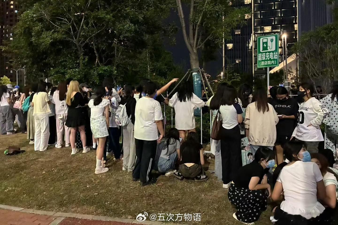 TF四代青岛包店叫停tf四代粉丝深夜围堵酒店 重要的事情说三遍‼️不要私生 不要