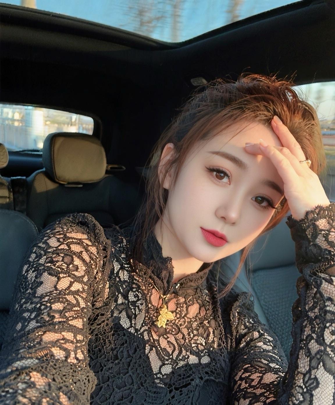 优雅黑蕾丝，车中自拍照，温柔眼妆，少女心满满