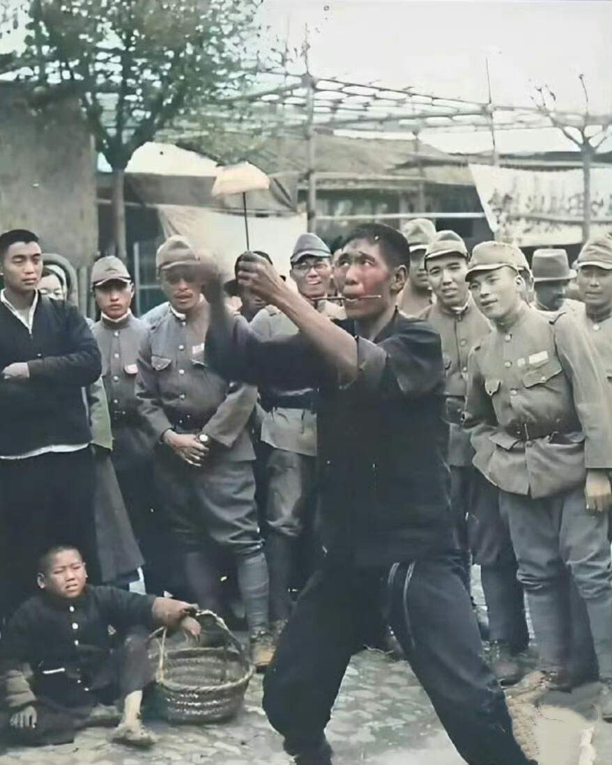 1938年，江苏丹阳，一群日军正在围观江湖艺人表演“转碗”，这项杂技在中国已经流