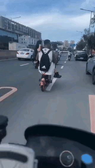 女孩找的这个男朋友身体素质真好，骑车技术也非常高超，一边骑着摩托车，一边把女孩抱