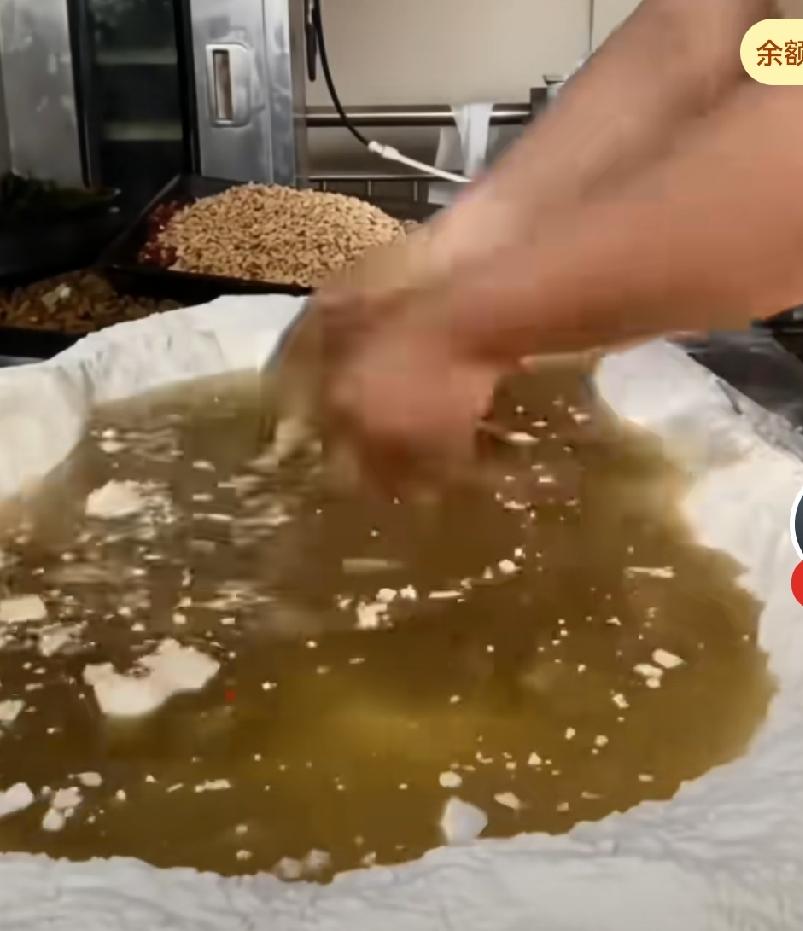 女子晒自己手工制作月饼的视频，
她把整桶油倒在面粉上，
然后用油开始和面，
原来