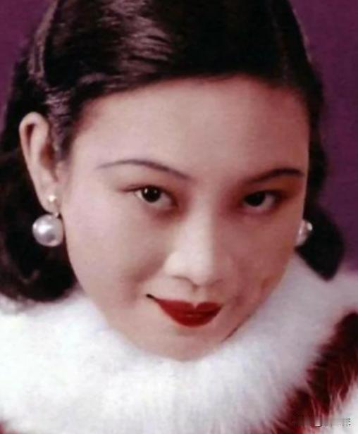 1946年，胡蝶和戴笠共进晚餐，戴笠告诉蝴蝶：“我想照顾你一辈子。”蝴蝶说：“我