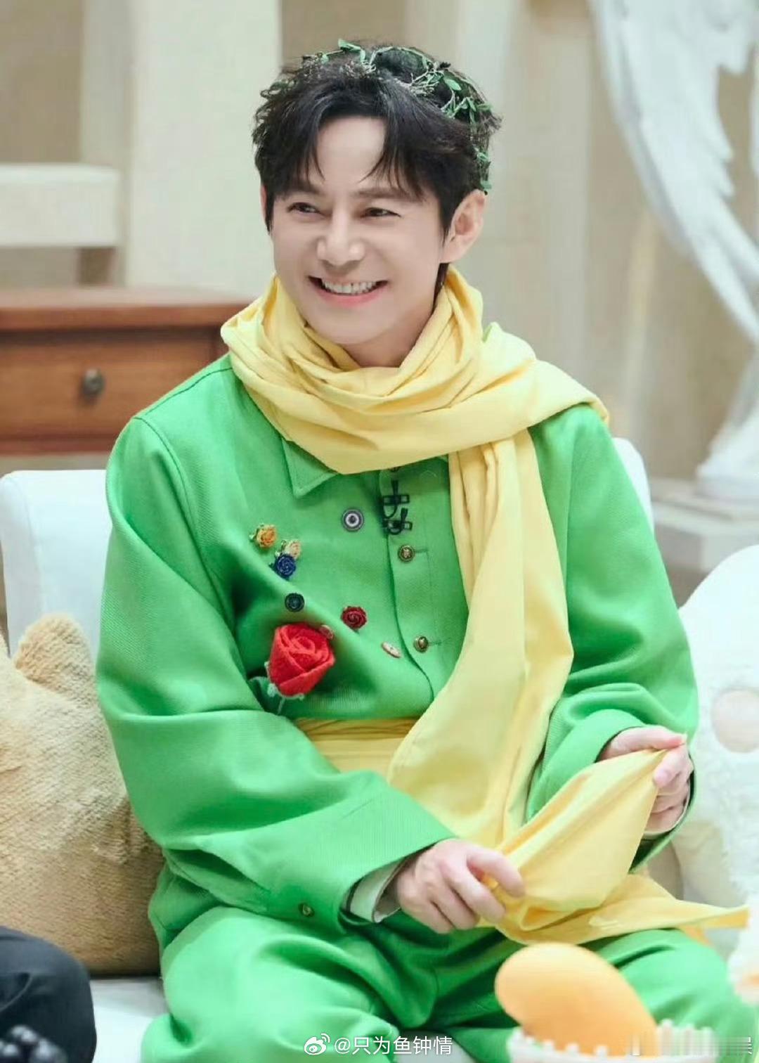 大侦探新春演唱会何老师五十多岁还能被宠成小孩子大侦探 当全场齐呼何老师的名字，爱