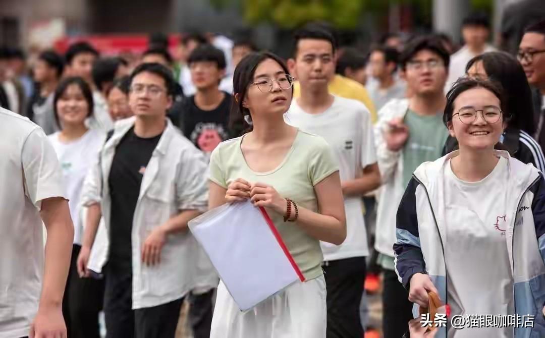 河南一个卖胡辣汤的，凌晨三点起来点火熬汤，一站就是一整天，五年下来在县城买了两套