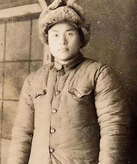 1942年，侦察股长凌少农，私下向日本人购买布料，对方说：“你看起来像军人？”凌