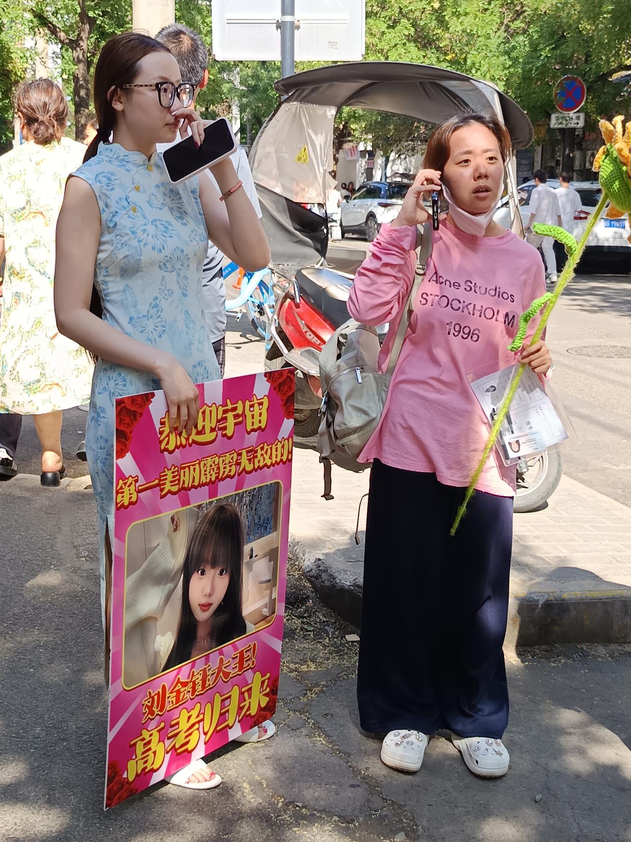 2026年高考，西安市第三中学考点门口，亲友助力，仪式感满满。寒窗苦读12载，轻