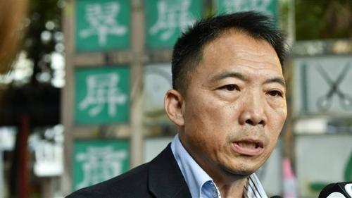 前乱港头目胡志伟在香港服满53个月刑期，刚走出监狱大门，他便没有丝毫停留，直接赶