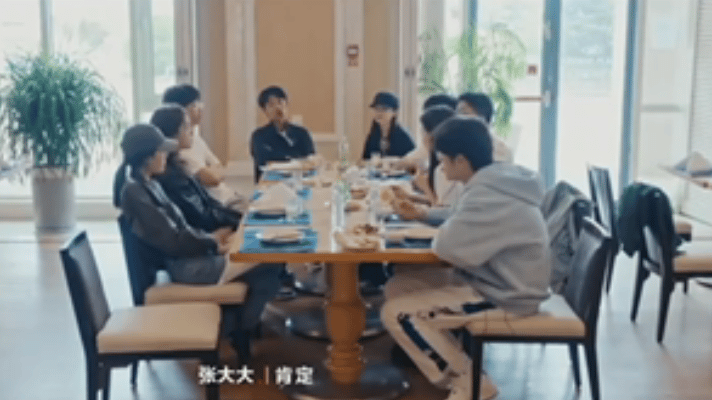 李雪琴徐若晗救赎文学照进现实了淋过雨的李雪琴为徐若晗撑伞了桃花坞最戳人的双向温柔