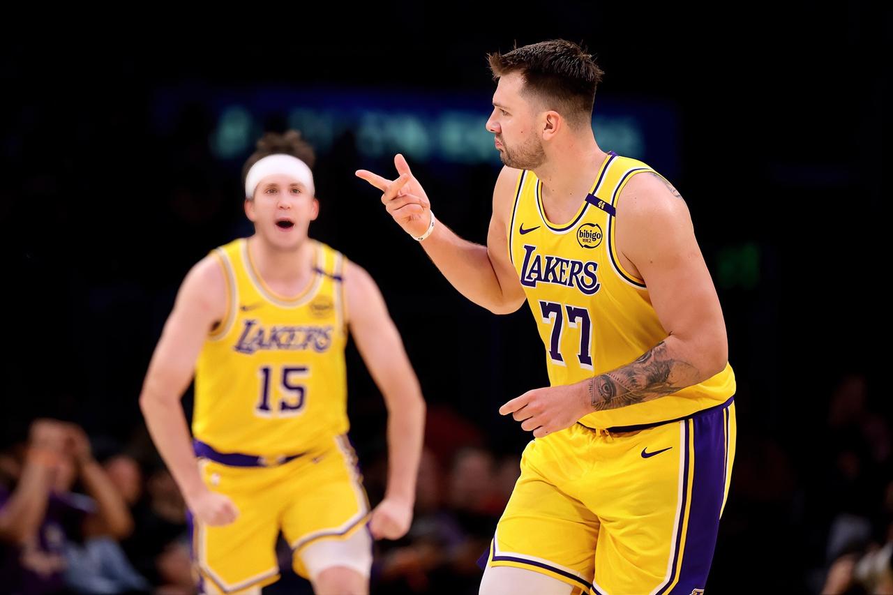 詹姆斯：东子，你说我这把年纪了，有没有可能躺拿个总冠军？？？
东契奇：你这是准备