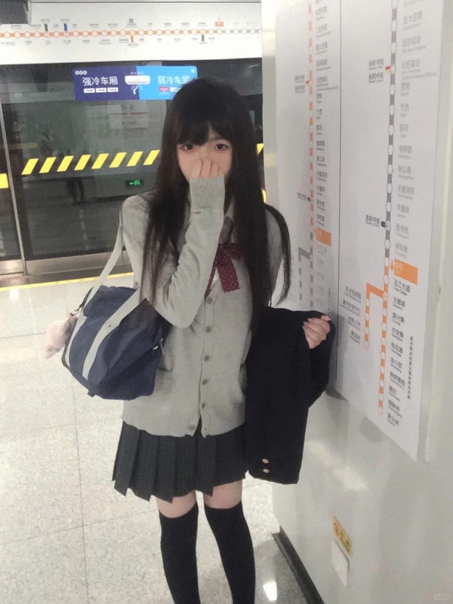 ᐡ>⸝⸝⸝⸝<ᐡ