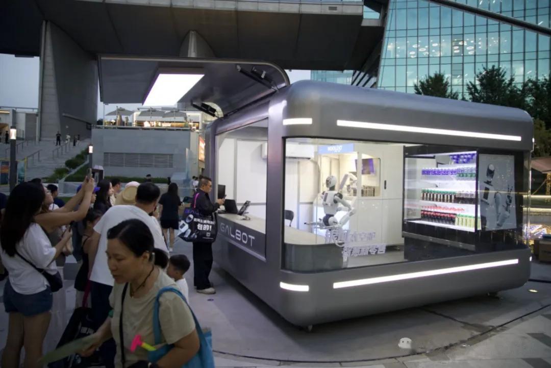 VLA进化后降维打击！双手拣货，漂移操作，太空舱直接开上街