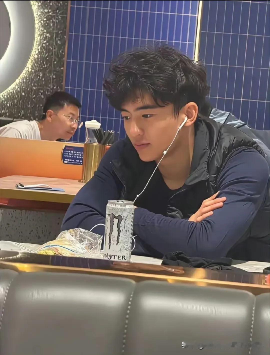 有人说谢霆锋的儿子长得不帅、不像谢霆锋？最近刷到一张神图，能立马打脸的那种。
