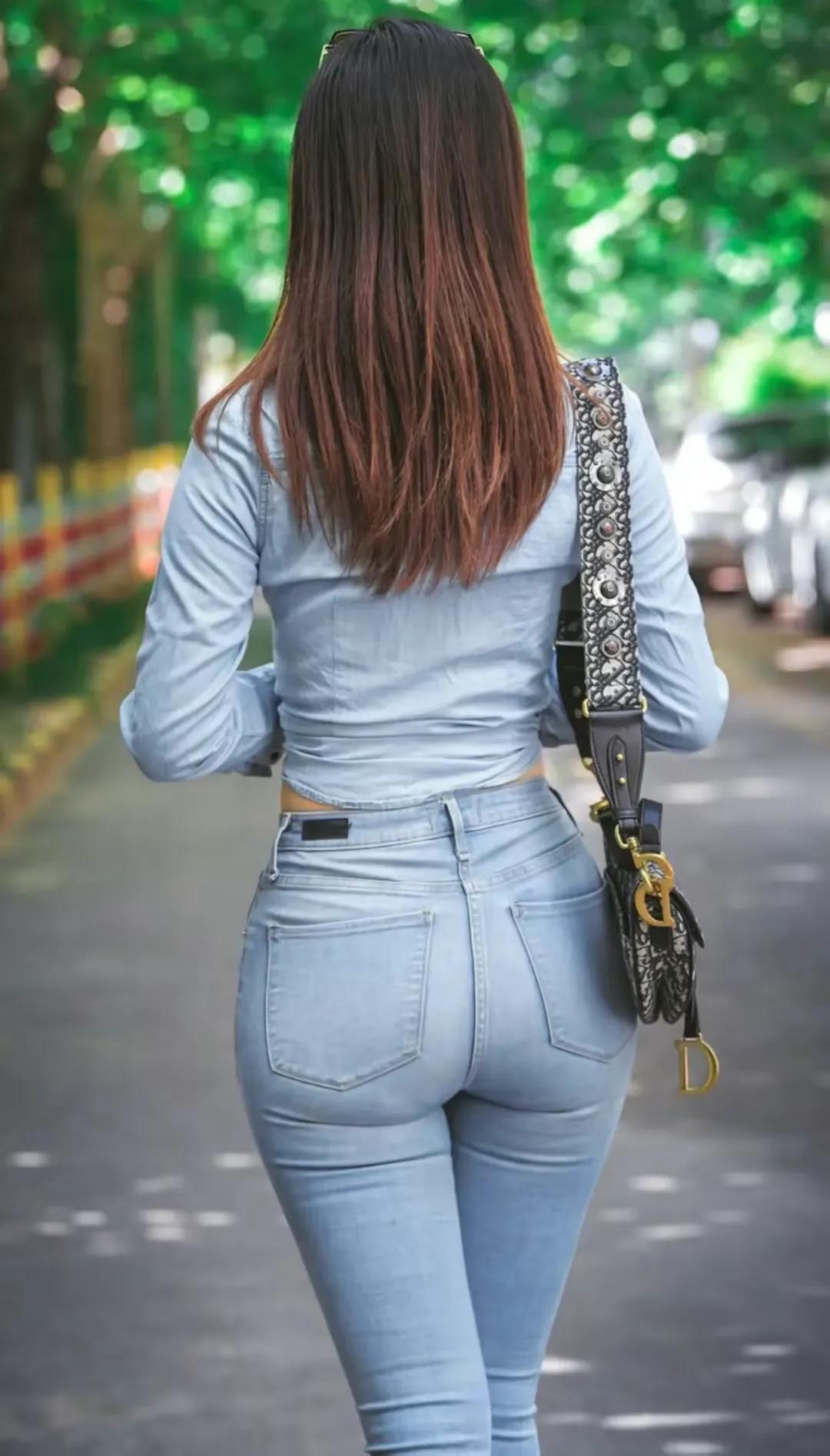 极品浅色紧身牛仔裤美女，一身牛仔，身材超美