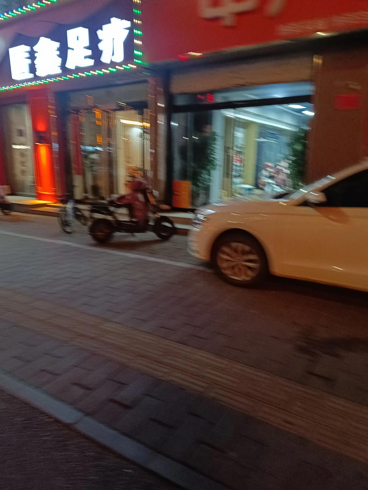 大龄男今年37岁了，没结婚，没有女朋友，也没有伴侣，有时候真的会觉得很压抑啊，真