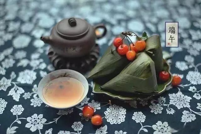 渔家傲   欧阳修五月榴花妖艳烘，绿杨带雨垂垂重，五色新丝缠角粽。金盘送，生绡画