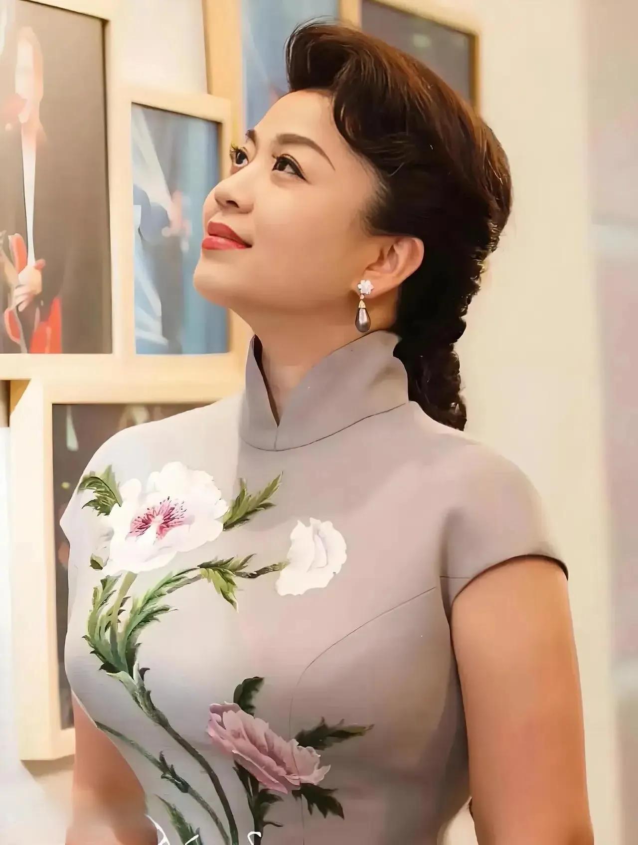 张也老师，好喜欢你的嗓音！你的嗓音兼具蜜糖般的甜美与清泉般的透亮，你演唱的《茉莉