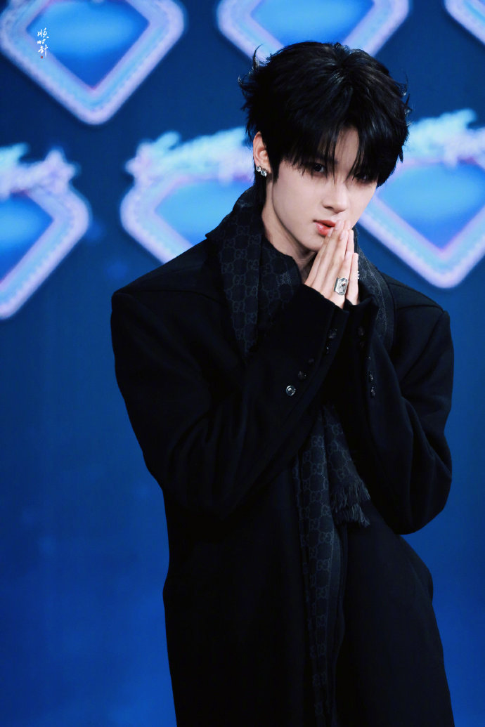 张峻豪qq音乐红毯造型张峻豪qq音乐红毯生图张峻豪qq音乐巅峰盛典红毯造型!怎么