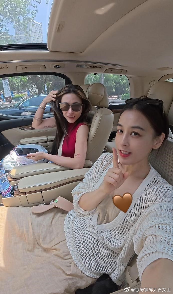 ​​年度最清新同框！海底世界的黄圣依葛夕美如人鱼​​当看到她们在水下默契互动的画