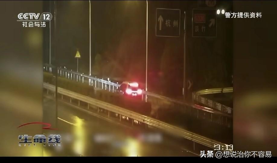 好奇的问一下这算不算酒驾啊？
一男子在喝了三斤白酒后，直接开着新能源车的智驾上了