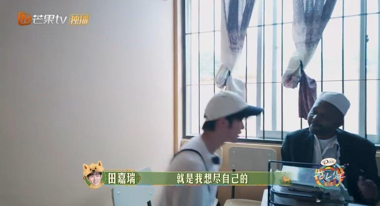 #田嘉瑞为非洲学校捐赠物资# 田嘉瑞在《花儿与少年》的旅程中，为非洲学校捐赠物资