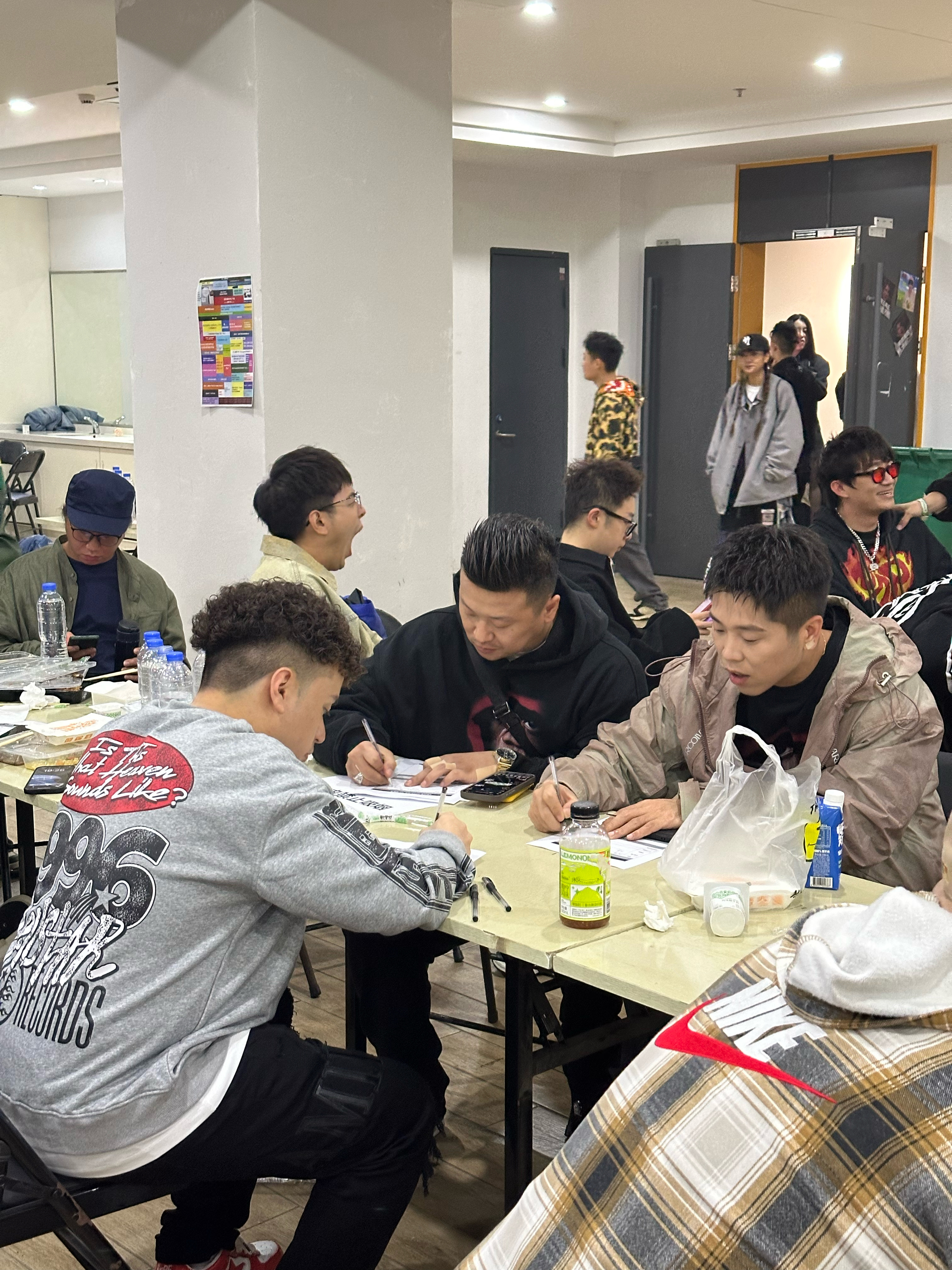 #新说唱录制现场信息量好大##新说唱唯一真料榜# 新说唱录制现场爆料问到哪种说唱