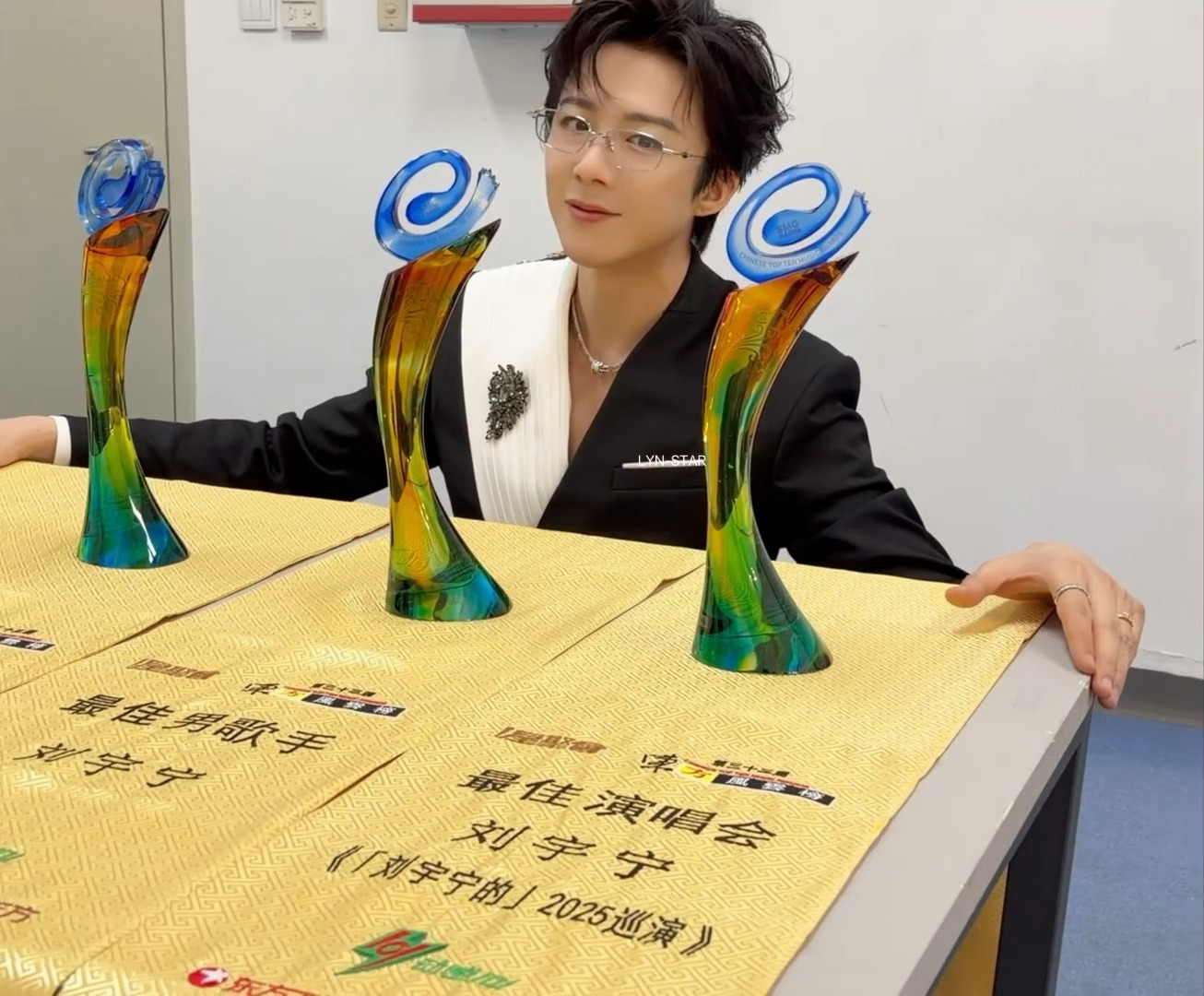 一整个就是可爱小孩哈哈哈哈哈哈 