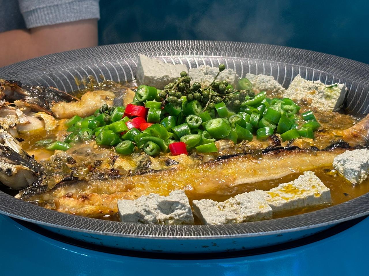 为什么烤鱼店里的鱼都是用汤煮的呢？

这个凌波鱼是什么鱼呢？是草鱼还是什么鱼呢？