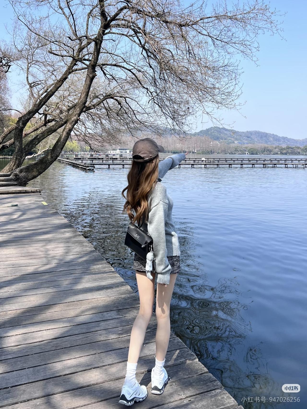 湖边漫步，享受宁静时光