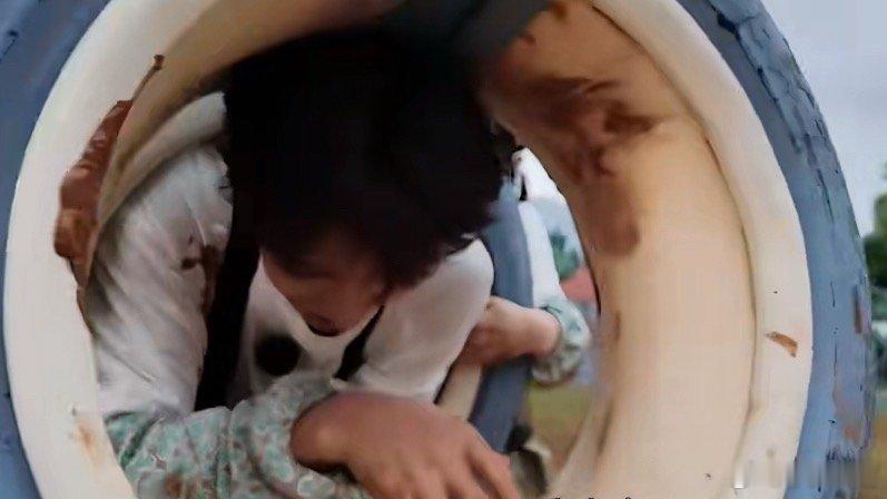 李昀锐钻轮胎差点头着地李昀锐借力转圈全力以赴参与泥潭接力，钻轮胎动作惊险十足，差