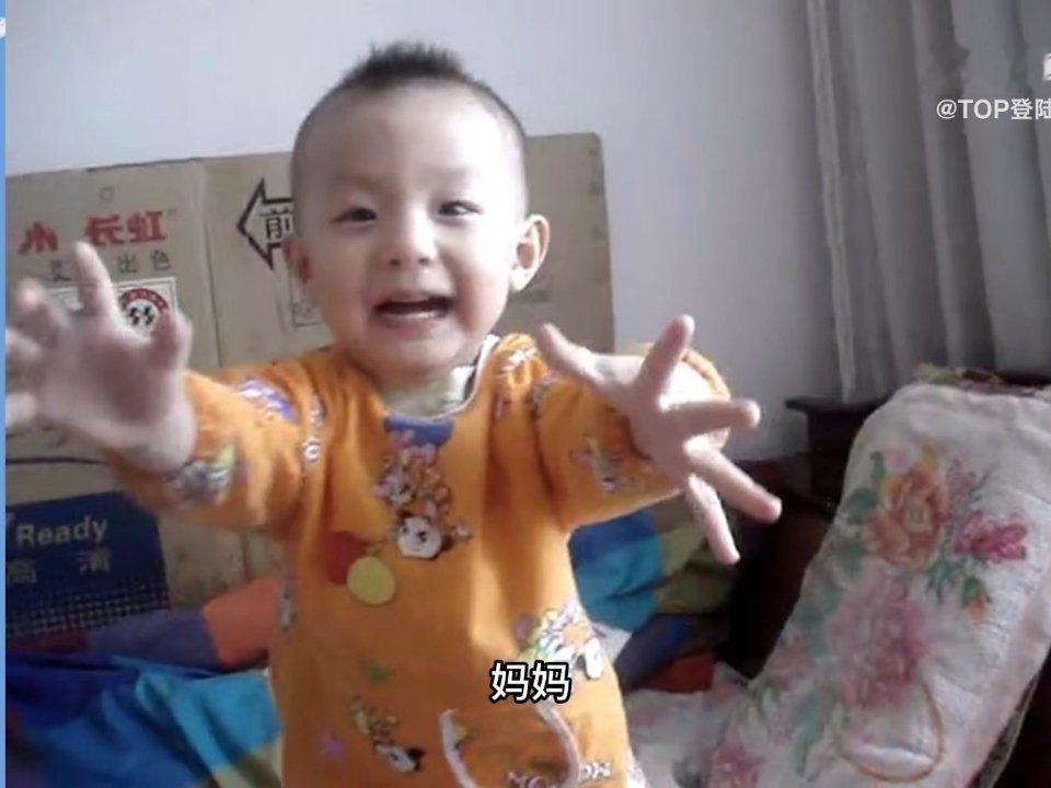 我梦里的宝宝也是站在床上，两只手向我伸着，不过ta穿的衣服是连体衣，手臂腿都露在