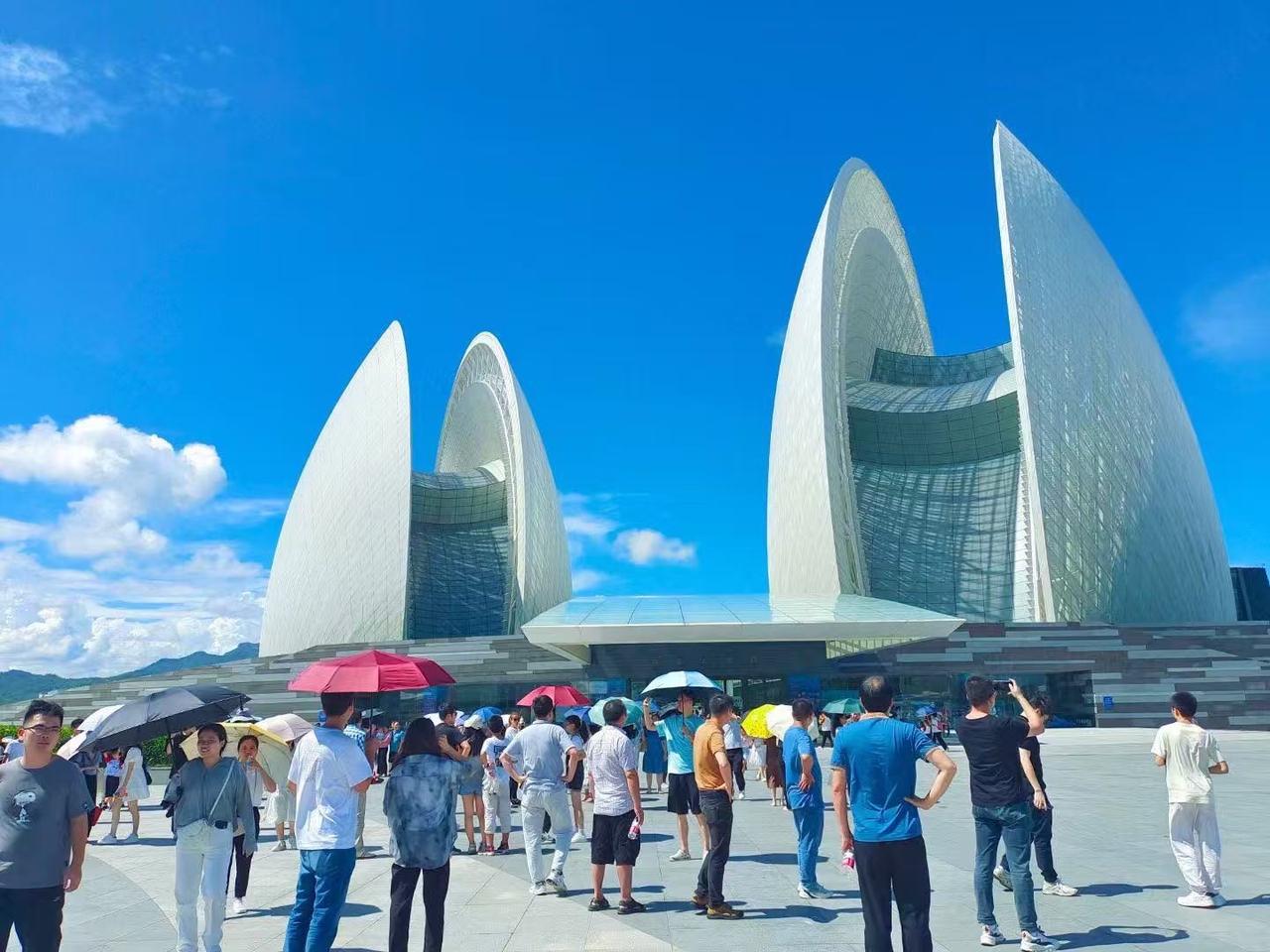 七律·再游日月贝
琼楼历历野狸殊，
日月连辉入画图。
碧海抟云结皓贝，
银轮濯浪