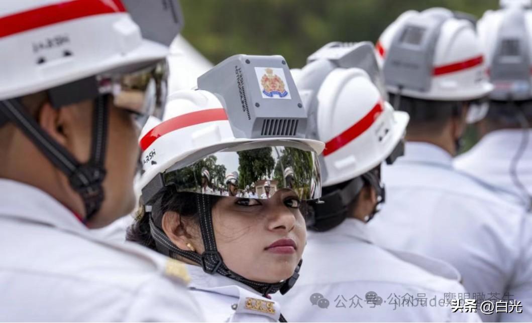 印度新德里及多地气温达到43–48℃，为了抵御极端高温天气，交警部门为交警配备了