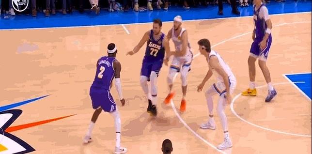 卡鲁索防湖人后场那场面，真有点让人哭笑不得。先是东契奇跟范德比尔特手递手传球，直