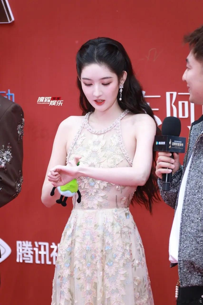 王玉雯造型团队真的很懂她的美给造型团队上分，太稳了，明艳的美丽，她露额头很漂亮 