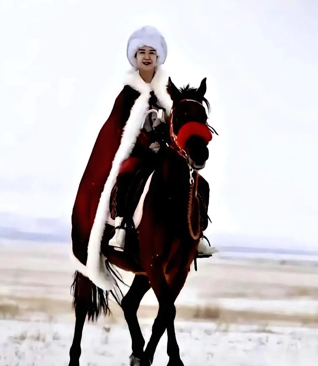 贺娇龙值得敬重，但不值得宣传。瞧瞧她这些年的带货官宣轨迹，就像在高速路上行驶不系