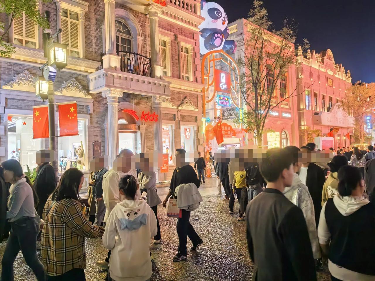 今年国庆去了几个地方，最直观的感受是到哪人都很多，但是很多商店都没有人，也没几个