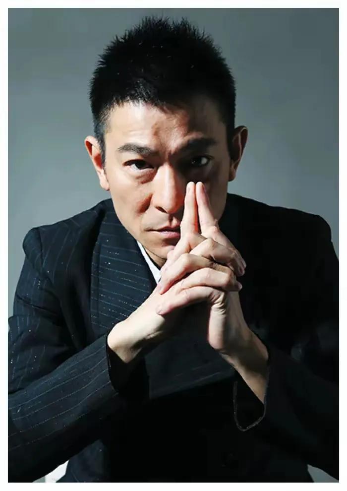 坦白讲，刘德华展现出的魄力，着实令人钦佩不已。想象一下，在公开场合演绎《中国人》