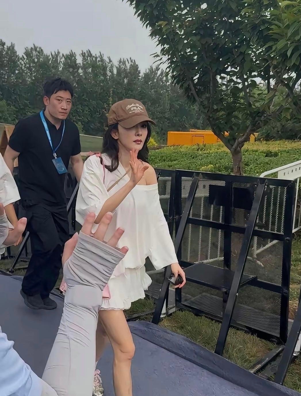 原来杨幂现实中是长这样的，也不是很上镜！ 